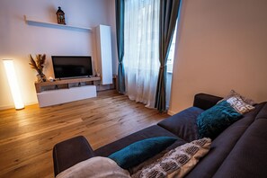TV - Glam Turin Apartment, in the heart of San Salvario, a stone's throw from downtown (Torino)