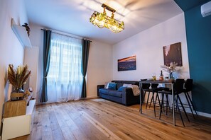 TV - Glam Turin Apartment, in the heart of San Salvario, a stone's throw from downtown (Torino)