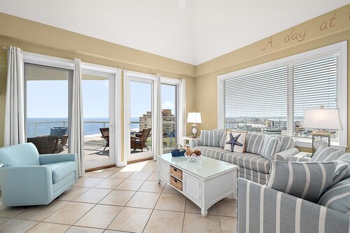 Four Bedroom Oceanside Penthouse with Great Views