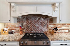 Fridge, microwave, oven, stovetop - Spacious Oxford 6BR - Sleeps 11 + Crib - Sauna, Pizza Oven, 5 Min Campus (Oxford)