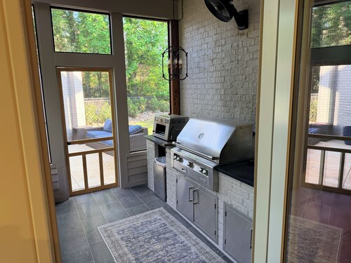 Grand Oaks 6BR by Country Club - Sleeps 12 + Crib - Sauna, Pizza Oven, Ole Miss