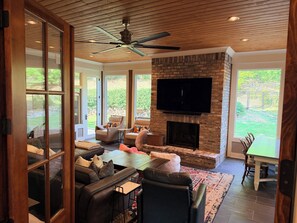 Smart TV - Spacious Oxford 6BR - Sleeps 11 + Crib - Sauna, Pizza Oven, 5 Min Campus (Oxford)