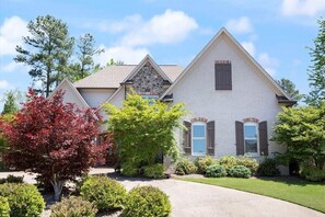 Exterior - Spacious Oxford 6BR - Sleeps 11 + Crib - Sauna, Pizza Oven, 5 Min Campus (Oxford)