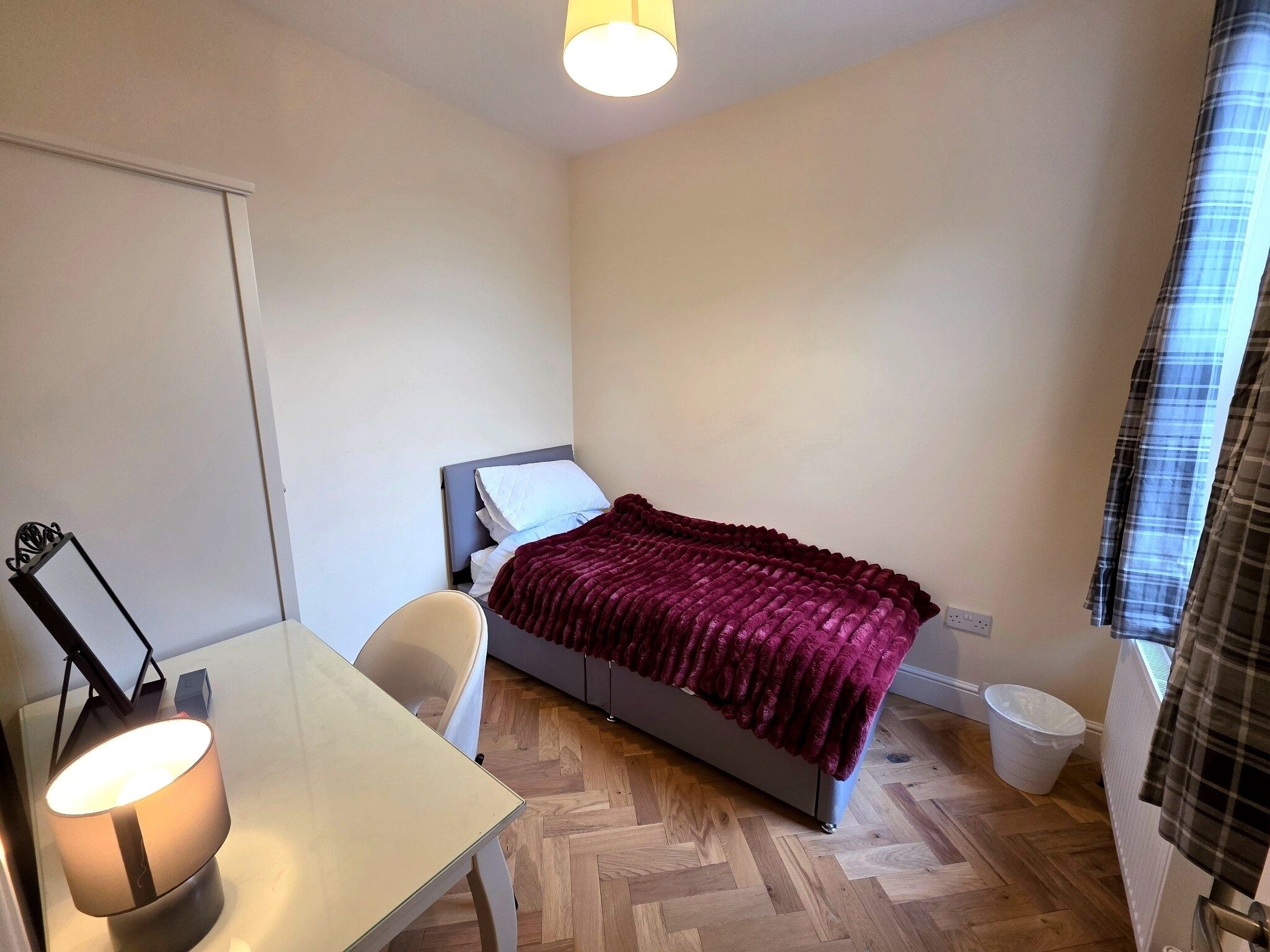 5 bedrooms, iron/ironing board, internet, bed sheets