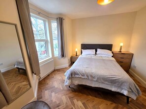 Iron/ironing board, Internet, bed sheets - Spacious 5BDR Home in Walthamstow Village (Greater London)