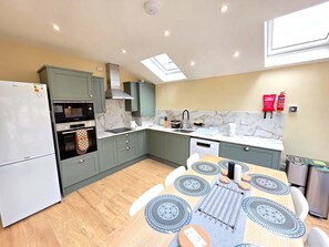 Fridge, oven, stovetop, dishwasher - Spacious 5BDR Home in Walthamstow Village (Greater London)
