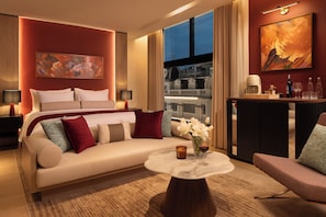 Auberg Signature Suite Double with Bathtub | Värdeförvaringsskåp på rummet och mörkläggningsgardiner