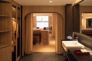Reserve Suite Double with Bathtub | Bathroom