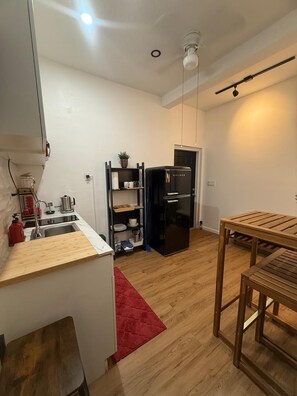Fridge, microwave, stovetop, coffee/tea maker - Charming Private 1-Bedroom Suite with Parking in Miami (Miami)