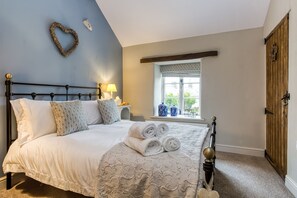 Internet, bed sheets - Miners Cottage -  sleeps 4 guests  in 2 bedrooms (Bakewell)