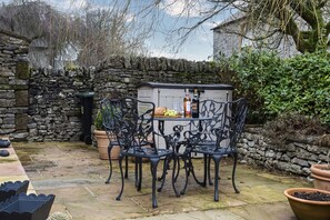 Outdoor dining - Miners Cottage (2) - sleeps 2 guests  in 1 bedroom (Bakewell)