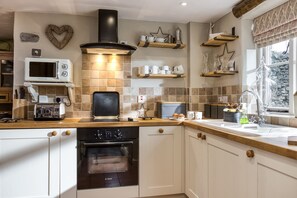 Fridge, microwave, oven, stovetop - Miners Cottage (2) - sleeps 2 guests  in 1 bedroom (Bakewell)
