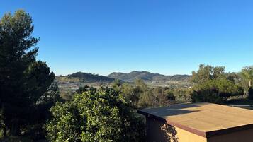 Una azotea con vistas despejadas a colinas y árboles lejanos.