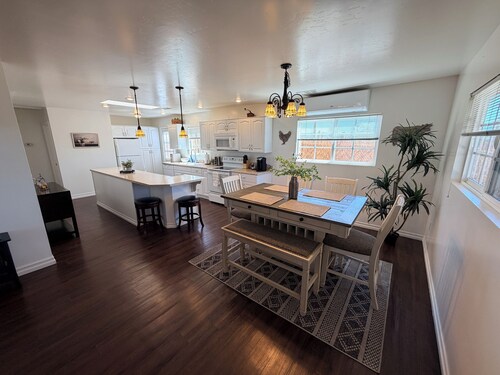 Welcoming 1-bedroom hilltop guest house with views in charming Ramona