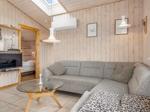 TV - "Signhild" - 5m to the fjord by Interhome (Farsø)
