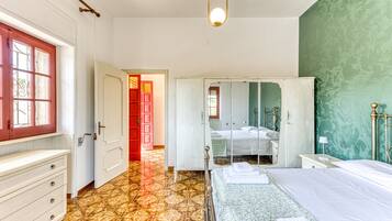 Iron/ironing board, WiFi, bed sheets