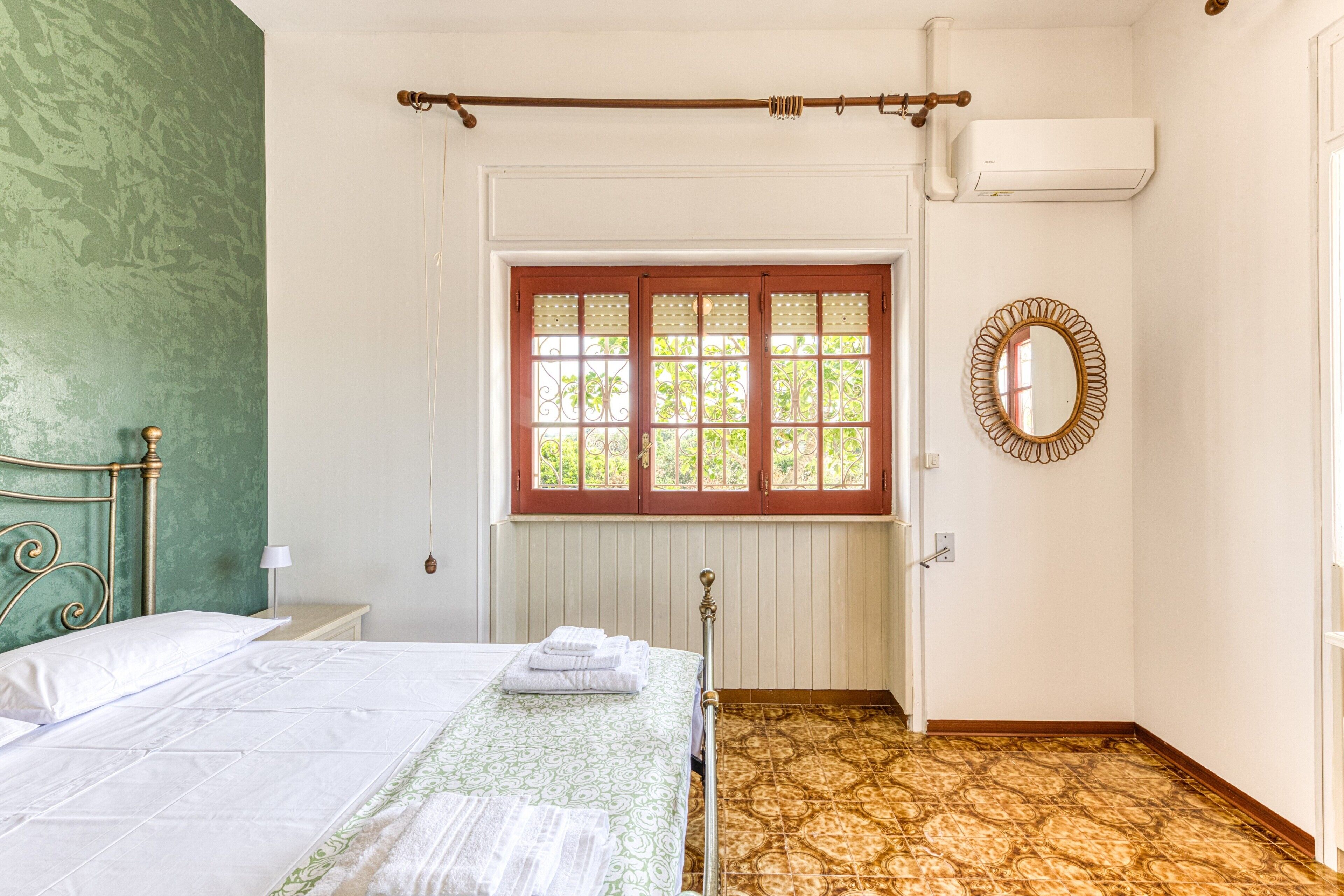 Tabla de planchar con plancha, wifi, ropa de cama