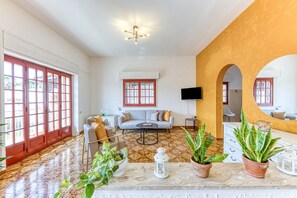 Living area - Villa 'Patrizia' with Sea View, Wi-Fi and Air Conditioning (Posto Rosso)