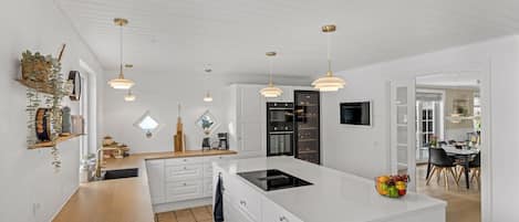 Fridge, microwave, dishwasher, cookware/dishes/utensils
