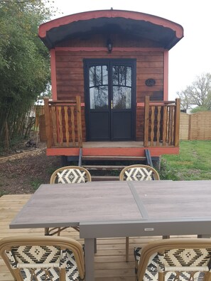 Outdoor dining - Unusual stay in a caravan with private jacuzzi pets welcome! (Beaupouyet)