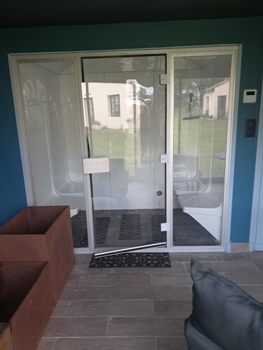 Unusual stay in a caravan with private jacuzzi pets welcome!