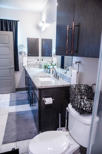 5 Star Family Retreat in Aggieland