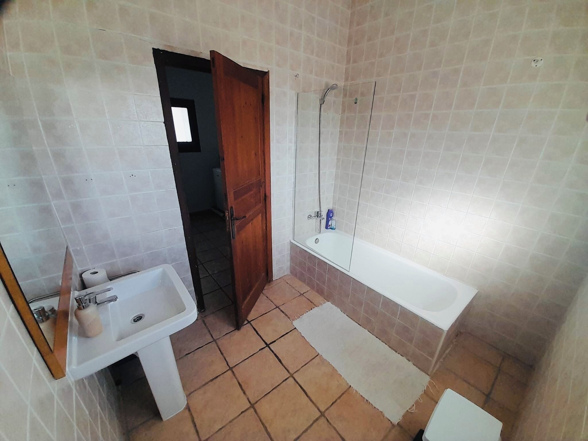 Haartrockner, Handtücher, Seife, Toilettenpapier