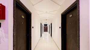 Ein Hotelgang mit den Zimmernummern 101 und 104, der zu einer Treppe führt.