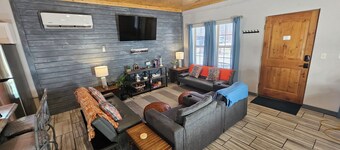 Unplug and unwind at this 2BR/2BA Hideaway, just a short walk to a swimming/fishing cove, backing to peaceful Corps land. Enjoy mornings in nature, afternoons by the water, and evenings around the firepit—perfect for couples, families, or friends!