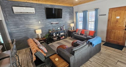 Unplug and unwind at this 2BR/2BA Hideaway, just a short walk to a swimming/fishing cove, backing to peaceful Corps land. Enjoy mornings in nature, afternoons by the water, and evenings around the firepit—perfect for couples, families, or friends!