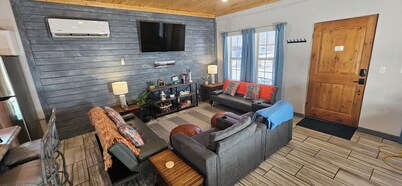 Unplug and unwind at this 2BR/2BA Hideaway, just a short walk to a swimming/fishing cove, backing to peaceful Corps land. Enjoy mornings in nature, afternoons by the water, and evenings around the firepit—perfect for couples, families, or friends!