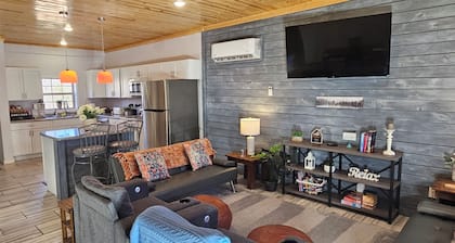Unplug and unwind at this 2BR/2BA Hideaway, just a short walk to a swimming/fishing cove, backing to peaceful Corps land. Enjoy mornings in nature, afternoons by the water, and evenings around the firepit—perfect for couples, families, or friends!