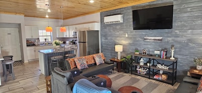 Unplug and unwind at this 2BR/2BA Hideaway, just a short walk to a swimming/fishing cove, backing to peaceful Corps land. Enjoy mornings in nature, afternoons by the water, and evenings around the firepit—perfect for couples, families, or friends!