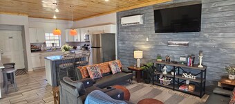 Unplug and unwind at this 2BR/2BA Hideaway, just a short walk to a swimming/fishing cove, backing to peaceful Corps land. Enjoy mornings in nature, afternoons by the water, and evenings around the firepit—perfect for couples, families, or friends!