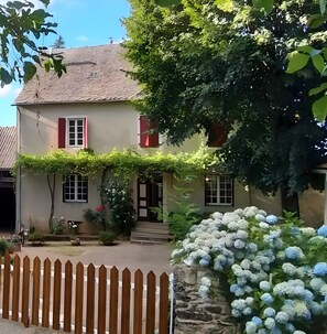 Exterior - Gîte “Sous Les Deux Arbres”: Mountain View, Private Pool & Wi-Fi (Castelmary)