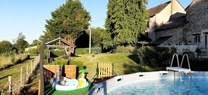 Outdoor spa tub - Gîte “Sous Les Deux Arbres”: Mountain View, Private Pool & Wi-Fi (Castelmary)