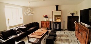 TV, DVD player, stereo - Gîte “Sous Les Deux Arbres”: Mountain View, Private Pool & Wi-Fi (Castelmary)