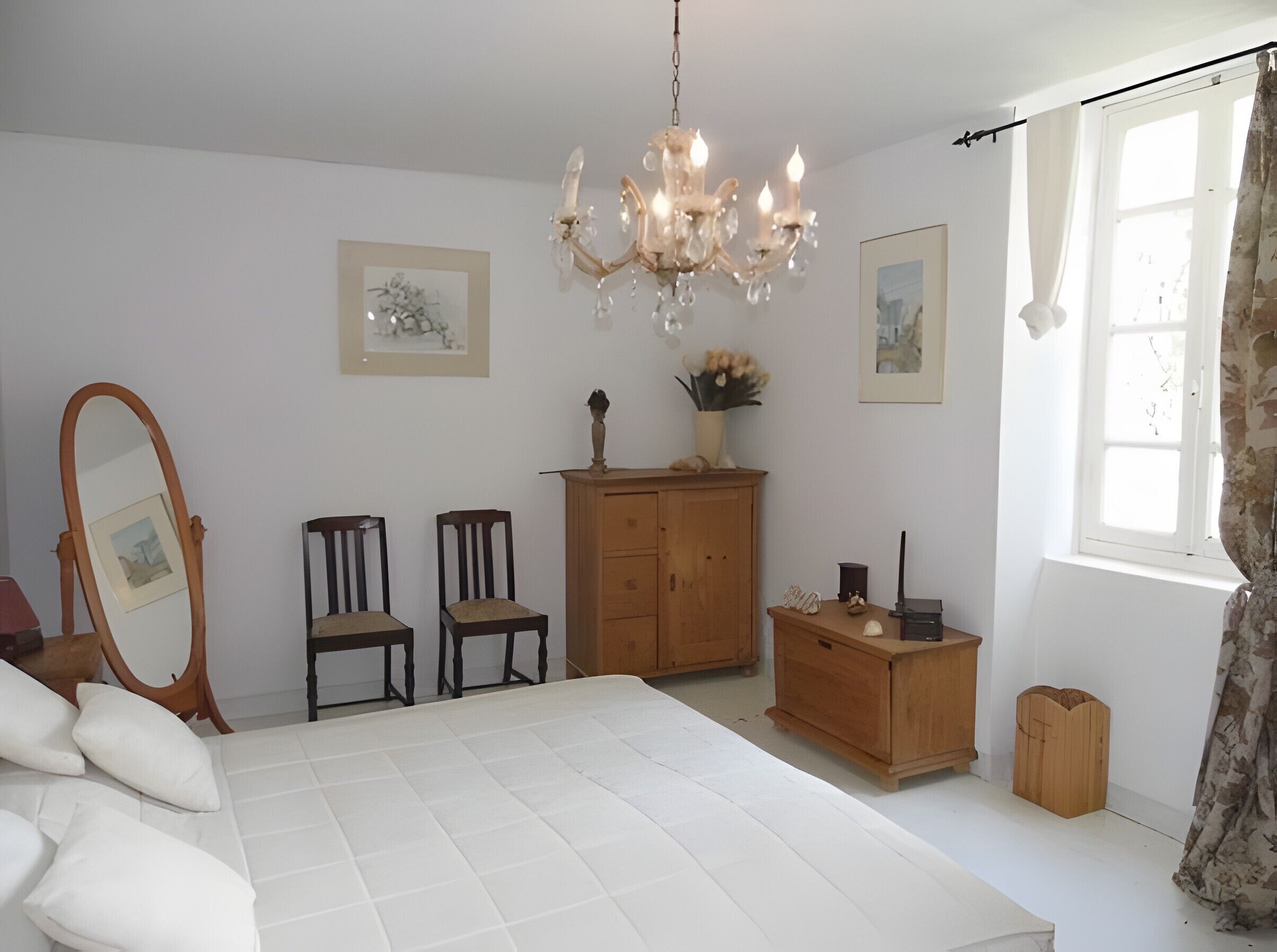 Tabla de planchar con plancha, wifi y ropa de cama 