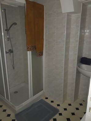 Bathroom - Holiday Home “Gîte De La Forge” with Private Terrace and Wi-Fi (Loubressac)