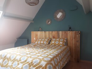 Room - Holiday Home “Gîte De La Forge” with Private Terrace and Wi-Fi (Loubressac)