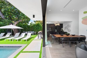 Unclassified image, 2 of 62, button