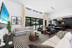 Unclassified image, 5 of 62, button