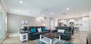 Ház, több ágy (Sandy Feet Retreat at Lost Key Villas) | Nappalirész