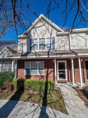 Exterior - LOVELY 2 bd/2.5bath Centrally Located!! (North Charleston)