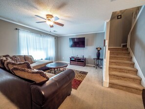 Living area - LOVELY 2 bd/2.5bath Centrally Located!! (North Charleston)