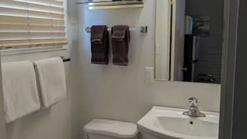 Standard Single Room | Bathroom | Soap, shampoo, toilet paper
