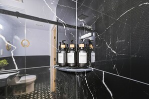 Hair dryer, towels, soap, toilet paper - Elegant French Retreat • Dual Kitchen • Sleep 11 (Philadelphia)