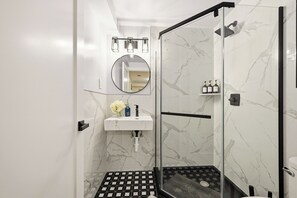 Hair dryer, towels, soap, toilet paper - Elegant French Retreat • Dual Kitchen • Sleep 11 (Philadelphia)
