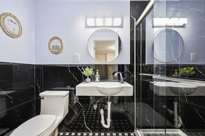 Hair dryer, towels, soap, toilet paper - Elegant French Retreat • Dual Kitchen • Sleep 11 (Philadelphia)