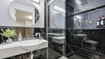 Een haardroger, handdoeken, zeep, toiletpapier